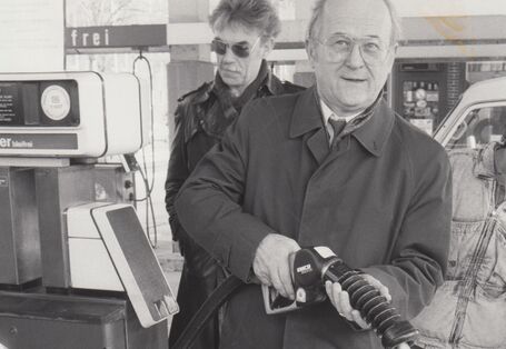 UBA-Präsident Heinrich von Lersner demonstriert 1988 an einer Tankstelle in Berlin-Tempelhof das Gaspendelverfahren zur Rückführung giftiger Benzoldämpfe.