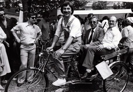 Tag der Umwelt 1980: Testet UBA-Präsident Heinrich von Lersner (rechts) hier eine Alternative zum Dienstwagen?