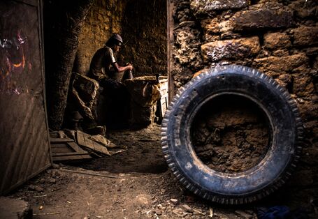 Mann an einer Töpferscheibe in Äthiopien