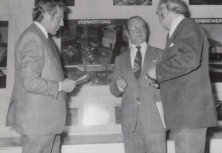 Hannover Messe 1977: UBA-Präsident Heinrich von Lersner (mitte) erläutert das Konzept des Umweltbundesamtes zur Rückgewinnung von Wertstoffen aus kommunalen Abfällen.