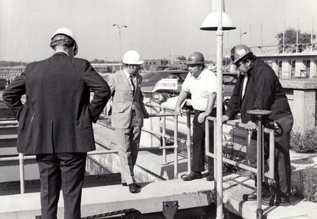 1974 reiste eine Delegation des UBA mit Präsident Heinrich von Lersner nach Chicago und besichtigte dort die seinerzeit größte Kläranlage der Welt.