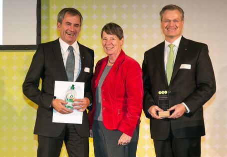Dr. Barbara Hendricks with award winners from the Werner & Merz GmbH company for the Frosch brand Recyclat Initative for packaging.