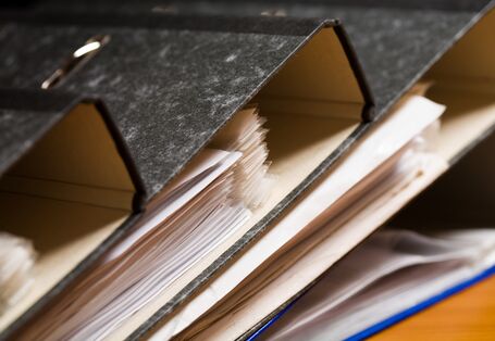 Drei liegende Aktenordner