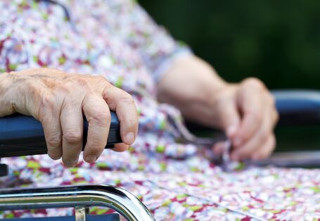 alte Frau sitzt im Rollstuhl