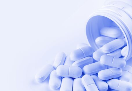 Tabletten werden aus Behältnis geschüttet