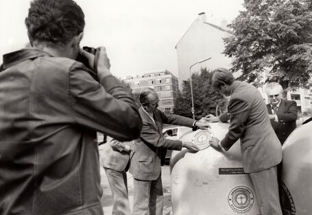 1978 stellt Präsident Heinrich von Lersner den lärmgeminderten Blauer-Engel-Altglascontainer vor