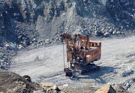 Bagger vor Abraumhalden