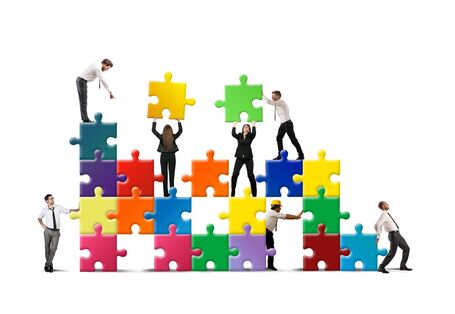 Figuren bauen ein Unternehmen aus Puzzelteilen auf