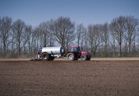 Traktor mit Gülleanhänger
