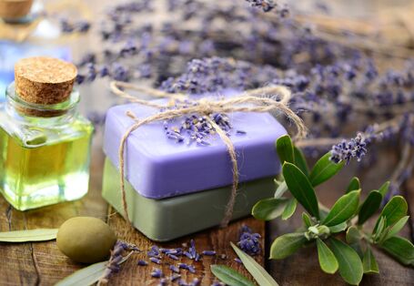 Duftölfläschchen und Seife