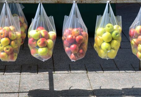 Plastiktüten mit Äpfeln