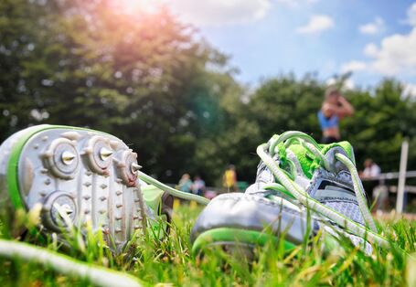 Laufschuhe im Gras