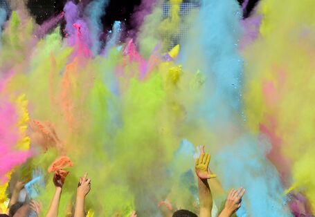 Menschen, die sich mit Farbpulver bewerfen