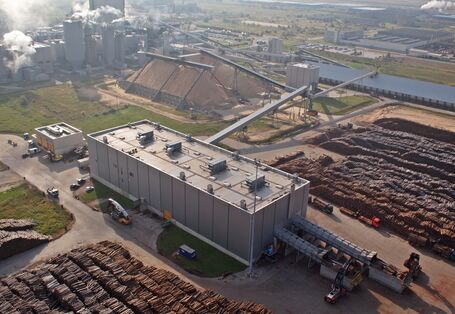 Holzplatz im Zellstoffwerk Stendal von oben gesehen