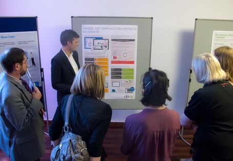 Diskussion vor dem Poster von EBAY