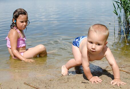 Badende Kinder im flachen Wasser