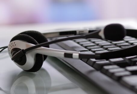 Kopfhörer liegt auf Computertastatur