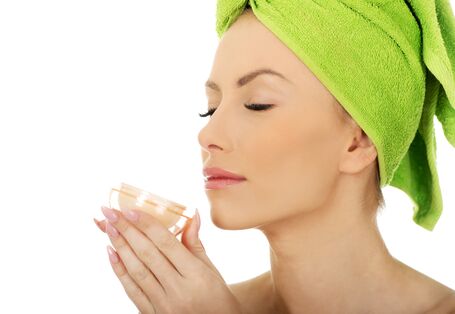 Frau mit Cremetöpfchen