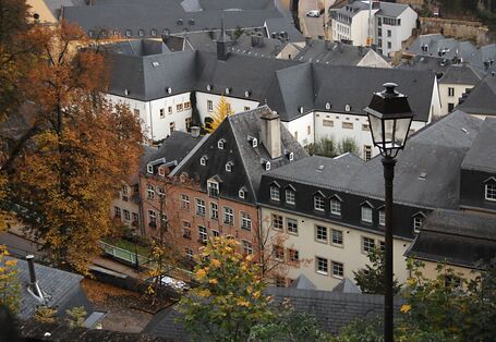 Alte Laterne, im Hintergrund die Stadt