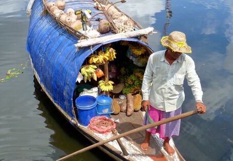Lebensmitteltransport im Entwicklungsland mit einem Boot