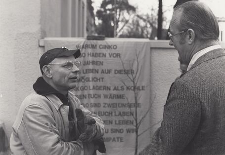 Heinrich von Lersner pflanzt ein Bäumchen: Der UBA-Präsident übernahm die Baumpatenschaft für zwei Gingkos auf dem UBA- Gelände am Bismarckplatz. Die bis heute existierende Baumpaten-Aktion hat der Berliner Künstler Ben Wagin ins Leben gerufen.