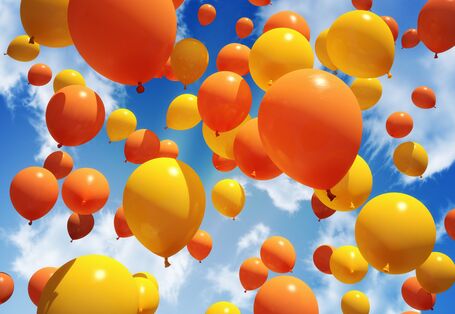 Gelbe und orange Luftballons