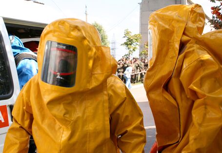 Männer in gelben Plastikanzügen beim Chemikalienunfall