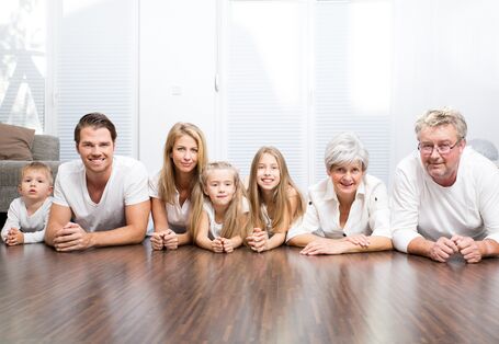 verschiedene Gererationen an einem Tisch