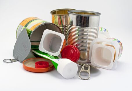 Metalldosen und Plastikabfall