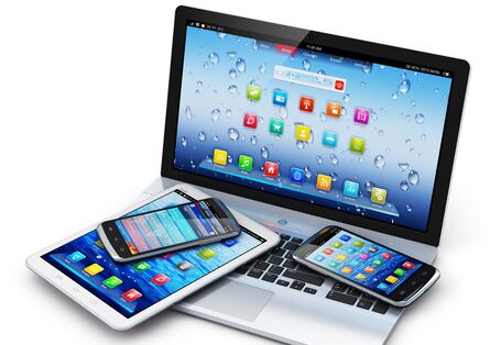 Notebook, Tablet und Handys liegen übereinander