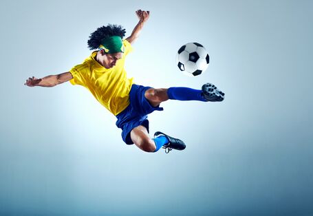 Fußballspieler mit Ball