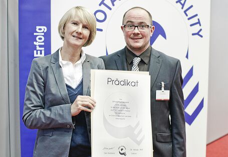 Frau Voigt nimmt den Preis für das UBA entgegen