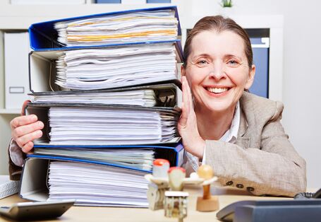 Frau mit Aktenstapel