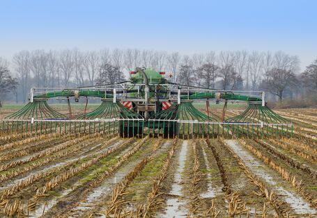 Traktor mit Schleppschlauch