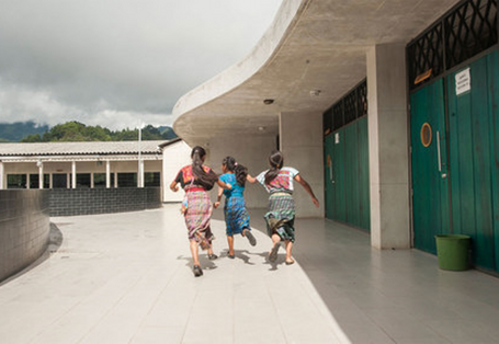 laufende Kinder in der Schule