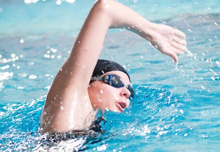 kraulende Frau mit Schwimmbecken