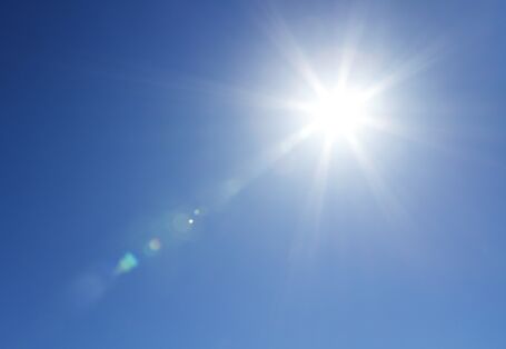 Sonne und blauer Himmel