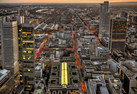 Stadtansicht in der Dämmerung