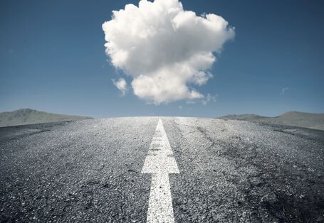 ein Pfeil auf der Straße weist scheinbar auf eine Wolke hin