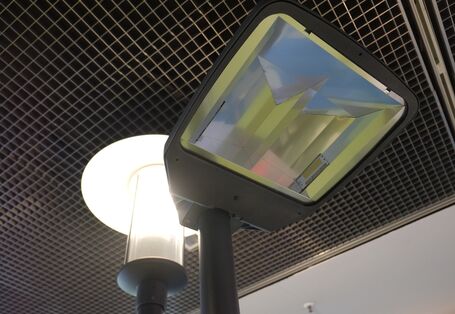 zwei Straßenlaternen