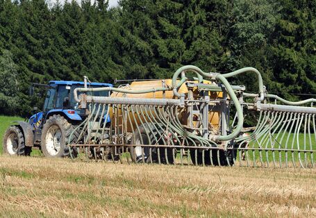 Traktor mit Schleppschlauch