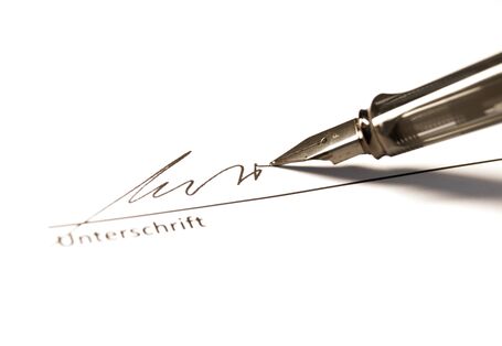 Füller schreibt die Unterschrift