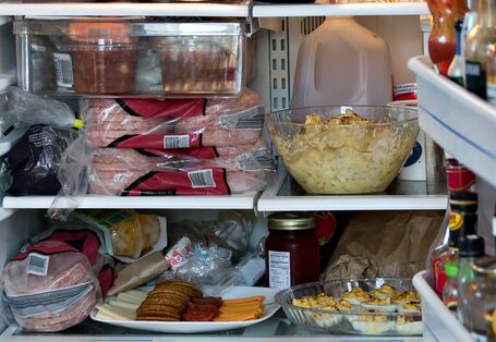 Vollgestopfter Kühlschrank