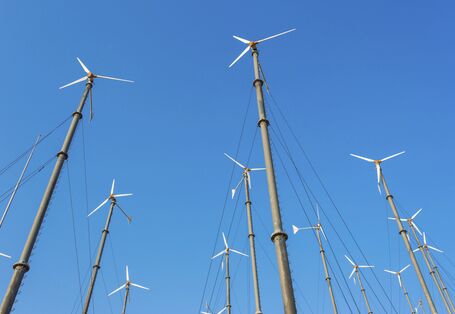 viele Windmühlen zur Energieerzeugung