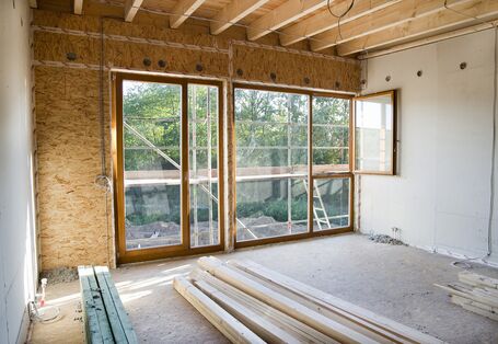 In einem Hausrohbau abgelagerte Baustoffe