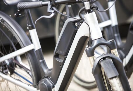 Elektrofahrrad in schwarz-weißer Farbe