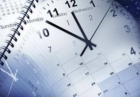 Kalender mit eingeblendeter Uhr