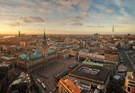 Blick auf das Rathaus und die Umgebung