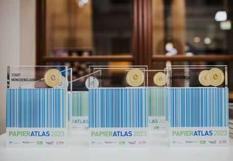 Trophäen zum Wettbewerb Papieratlas 2023 mit den Namen der Gewinner