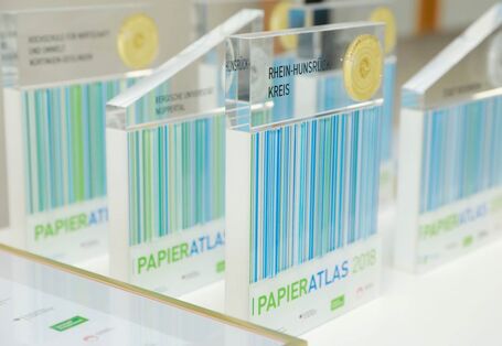Pokale für die Ehrung beim Papieratlas 2018